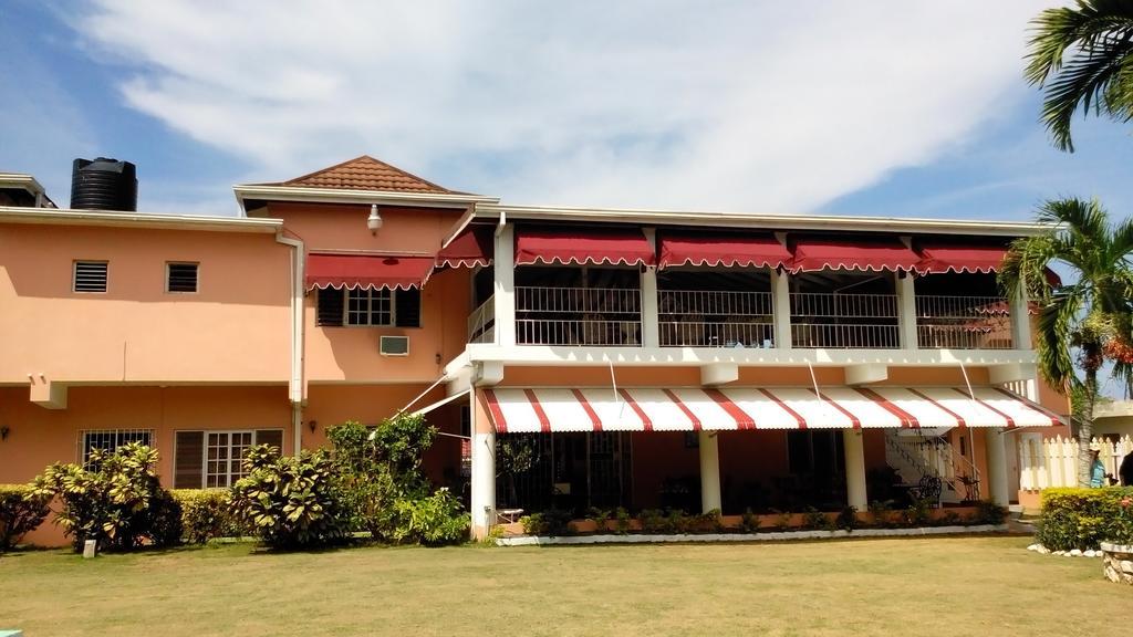 Silver Creek Resort Runaway Bay Exterior photo